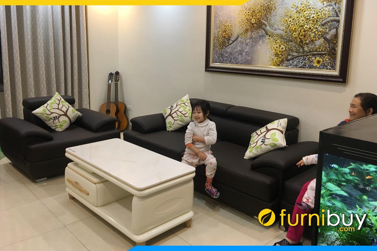 bo ban ghe sofa vang va ghe chu mau den boc da ke phong khach