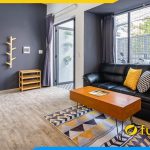 ghe sofa vang den ke phong khach hien dai