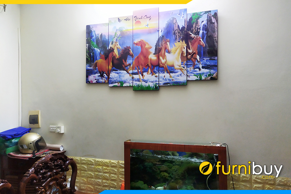 Tranh treo tuong nha pho ngua chay tren song nuoc trong rung