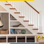 Ke sach go ep dep duoi gam cau thang