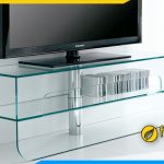 Cách chọn kệ tivi phòng khách bằng kính phù hợp