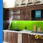 có nên dùng tủ bếp gỗ sồi sơn màu óc chó hay không