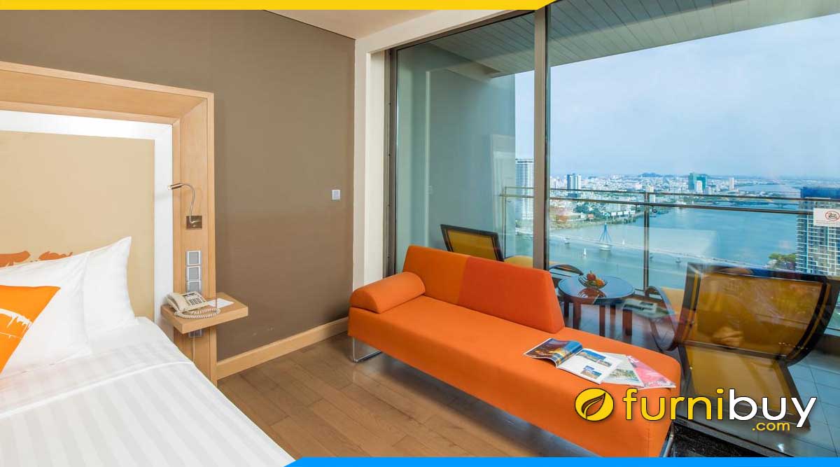 sofa vang mau da cam tay tua 1 ben ke phong ngu