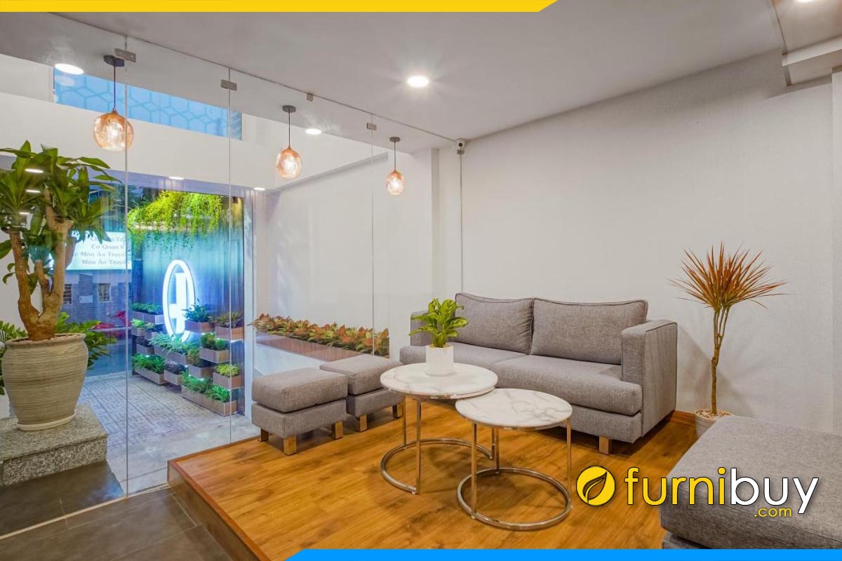 ghe sofa vang 2 cho ngoi don gian ke phong khach nha pho