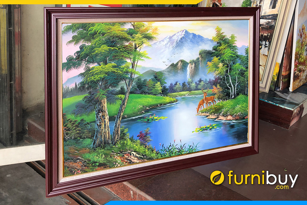 Hãy sống lại với một phong cảnh đẹp như mơ trong bức tranh sơn dầu phong cảnh với hình ảnh chú nai trong rừng Châu Âu. Đây là một tác phẩm nghệ thuật tuyệt vời, mà khi bạn nhìn vào, sẽ bị lôi cuốn bởi sự thật của những chi tiết và độ chân thực trong từng véo vàng lá cây.