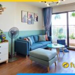 ghe sofa ni mau xanh duong ke phong khach hien dai