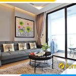 ghe sofa ni mau xam dang vang ke phong khach chung cu hien dai